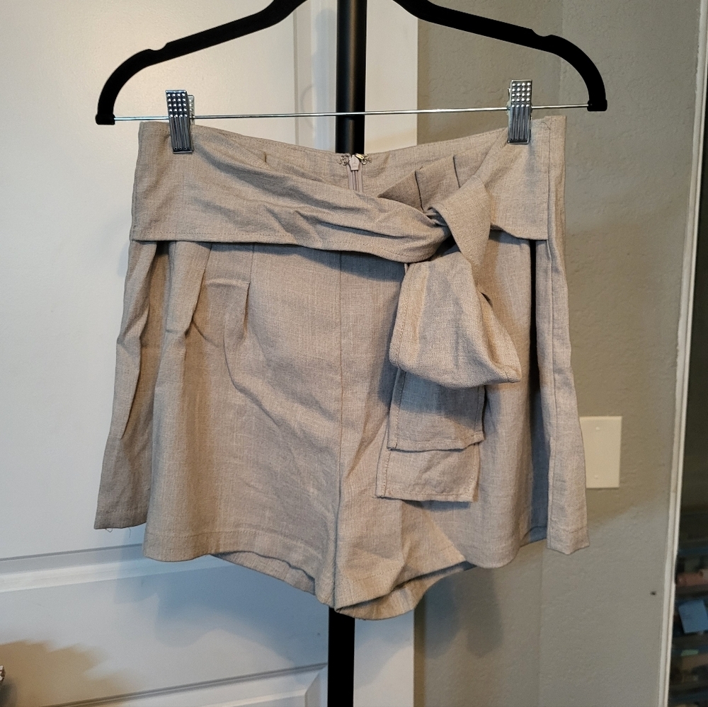 CLEARANCE! Women's Tan Pleated Shorts with Versatile Tie Detail, Large, Like New - Picture 4 of 8
